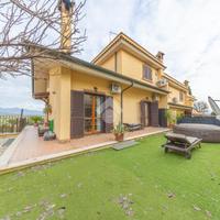 PORZIONE DI TRIFAMILIARE A FONTE NUOVA