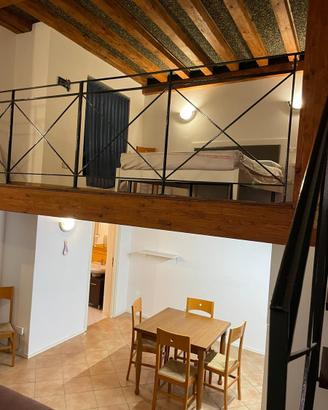 Bilocale con travi a vista