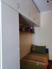 Cameretta a ponte e cassettiera con ruote