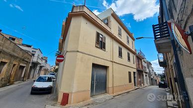 Castelvetrano, app. piano 2 di vani 6 con terrazzo