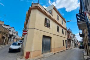 Castelvetrano, app. piano 2 di vani 6 con terrazzo
