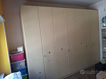 Armadio guardaroba beige a 7 ante
