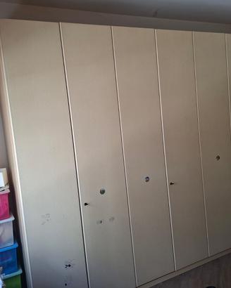 Armadio guardaroba beige a 7 ante