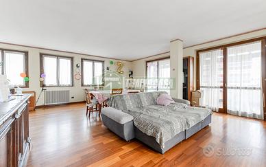 PORZIONE DI VILLA CON TERRAZZO, GIARDINO E DUE BOX