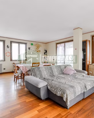 PORZIONE DI VILLA CON TERRAZZO, GIARDINO E DUE BOX