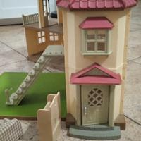 Casa grande giocattolo che si apre