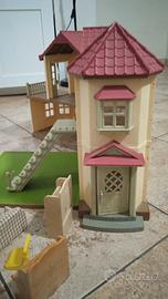 Casa grande giocattolo che si apre