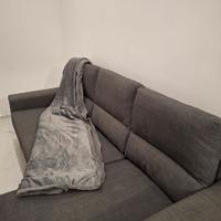 Divano grigio ad angolo