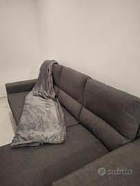 Divano grigio ad angolo