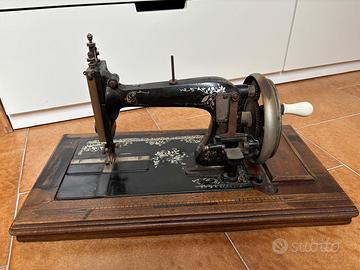 Macchina da cucire d'epoca