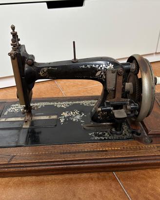 Macchina da cucire d'epoca