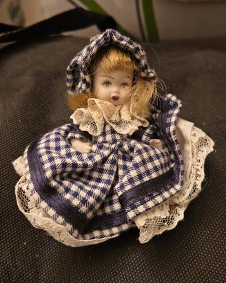 Bambola in porcellana con vestito a quadri 