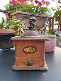 Antico macinino del caffè