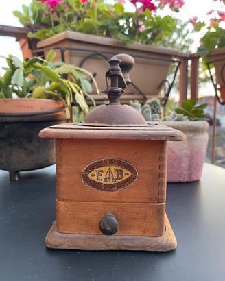 Antico macinino del caffè