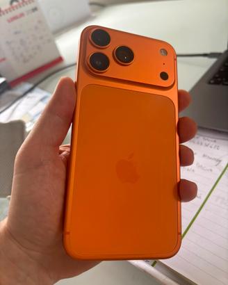 iPhone 14 Pro Max con scocca 17 Pro Max