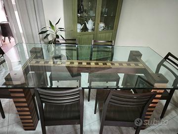 Tavolo in legno, piano in vetro.