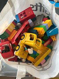 Pezzi lego Duplo e base verde