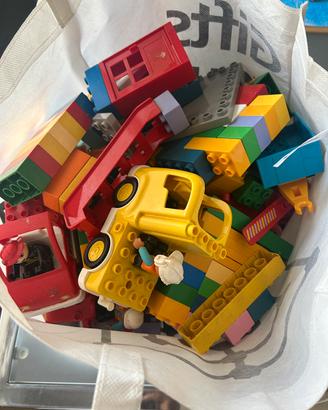 Pezzi lego Duplo e base verde