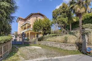 Villa di 366 m² con più di 5 locali a Cunardo