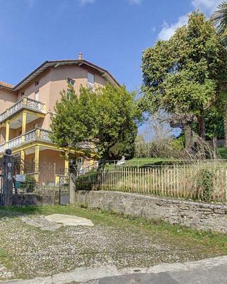 Villa di 366 m² con più di 5 locali a Cunardo