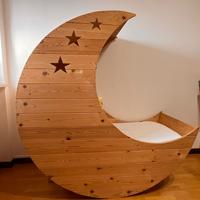 Culla artigianale a forma di Luna