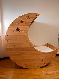 Culla artigianale a forma di Luna
