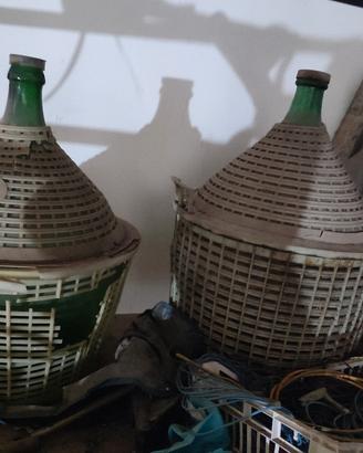 antiche damigiane in vetro