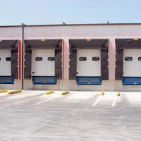 Capannone con 4 banchine di carico carinaro tevero