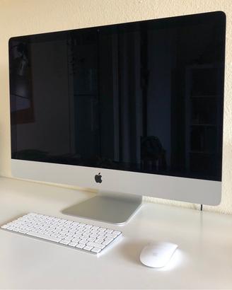 Apple iMac con tastiera e mouse