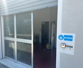 Si affitta locale comme.le di 370mq con due uffici