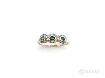 Anello oro bianco diamanti e smeraldi