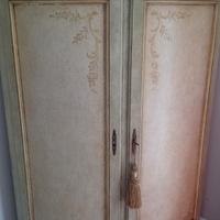 pezzi madia ad angolo decorata