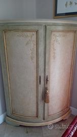 pezzi madia ad angolo decorata