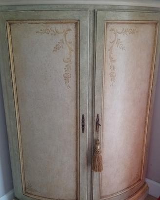 pezzi madia ad angolo decorata
