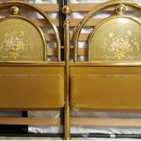 Letto in ottone con testata decorata