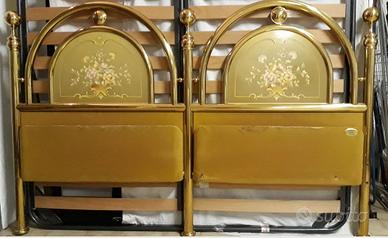 Letto in ottone con testata decorata