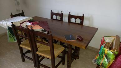 Tavolo e sedie in legno massello