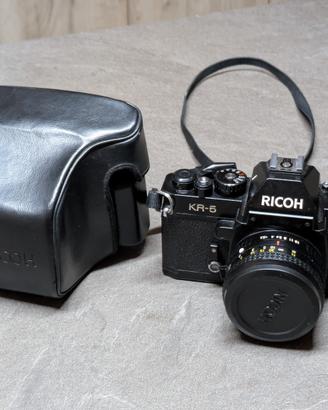 Fotocamera Ricoh KR-5 con Riconar 55mm 1:2.2