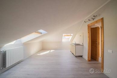 Attico / Mansarda di 76 m² con 3 locali a Cantalup