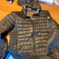 Giubbetto imbottito con cappuccio e cerniera.