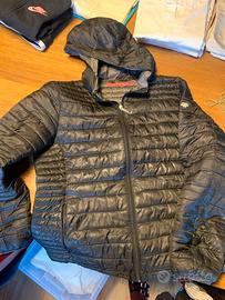 Giubbetto imbottito con cappuccio e cerniera.