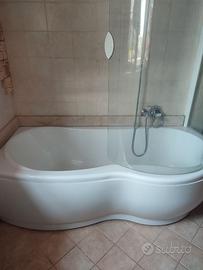 Vasca da bagno con box doccia