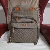 zaino con varie tasche