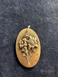 Ciondolo ovale con fiori di montagna argento 1000