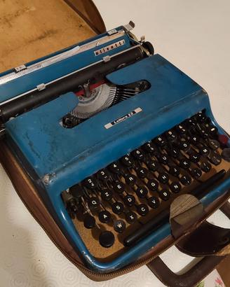 Macchina da scrivere Olivetti Modello Lettera 22