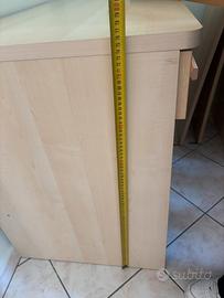 scrivania con cassetto