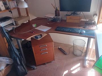 Scrivania IKEA con cassettiera