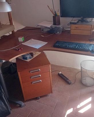 Scrivania IKEA con cassettiera