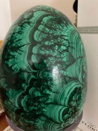 Uovo in malachite H. 17, D. 12 cm (kg. 4,620)