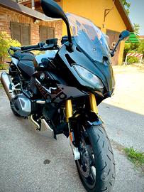 BMW R 1250 RS in versione Triple Black